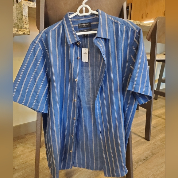 Banana Republc short-sleeve linen blend bold blue stripe shirt. - Picture 4 of 5